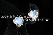 - Royal Blue Moon Stone ハートスタッドピアス -