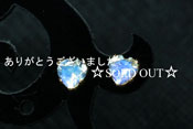 - Royal Blue Moon Stone ハートスタッドピアス -