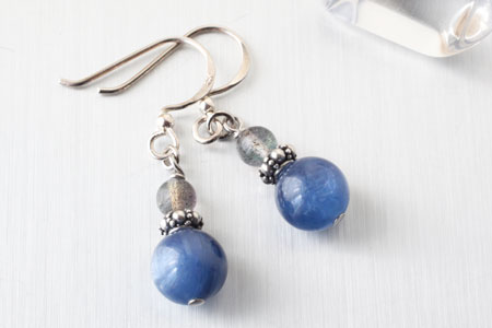 - Kyanite SV ピアス -