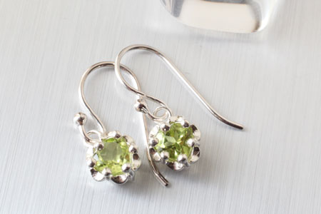 - Peridot ハートピアス -
