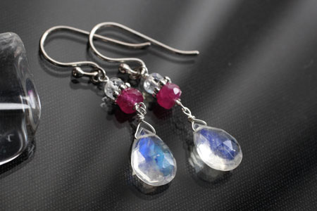 - Rainbow Moon Stone SV ピアス -