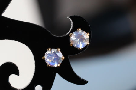- Royal Blue Moon Stone スタッドピアス -