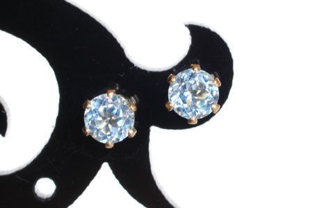 - Sky Blue Topaz スタッドピアス -