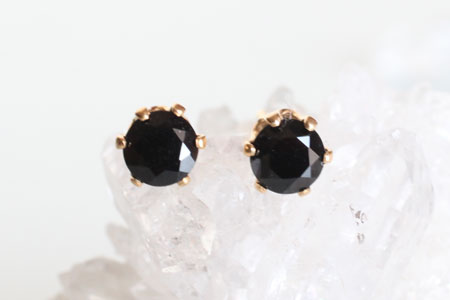 - Black Spinel スタッドピアス -