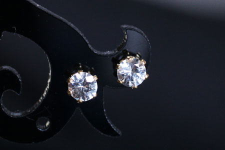 - White Sapphire スタッドピアス -