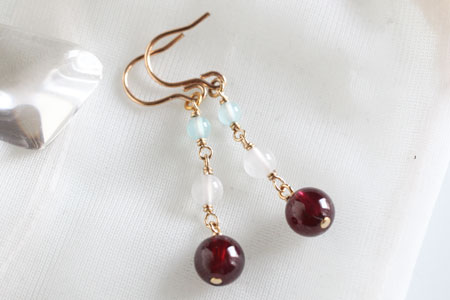 - Garnet Trinityピアス -