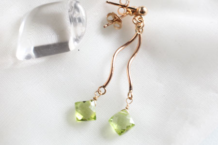 - Peridot スパイラルピアス -