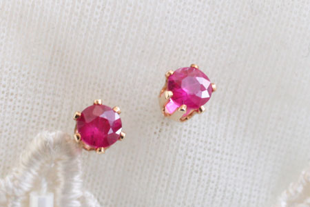 - Ruby スタッドピアス -