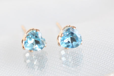- Blue Topaz ハートスタッドピアス -