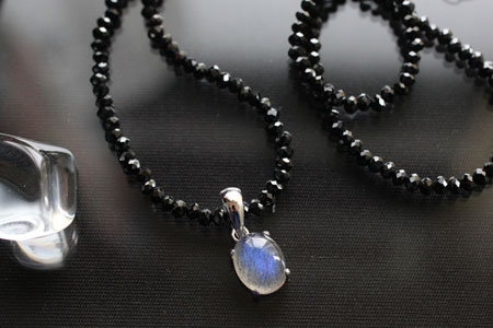 - Labradorite & Black Spinel SV NK -