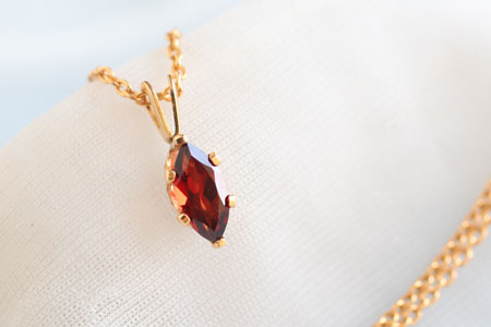 - Petit Jewel * Garnet -